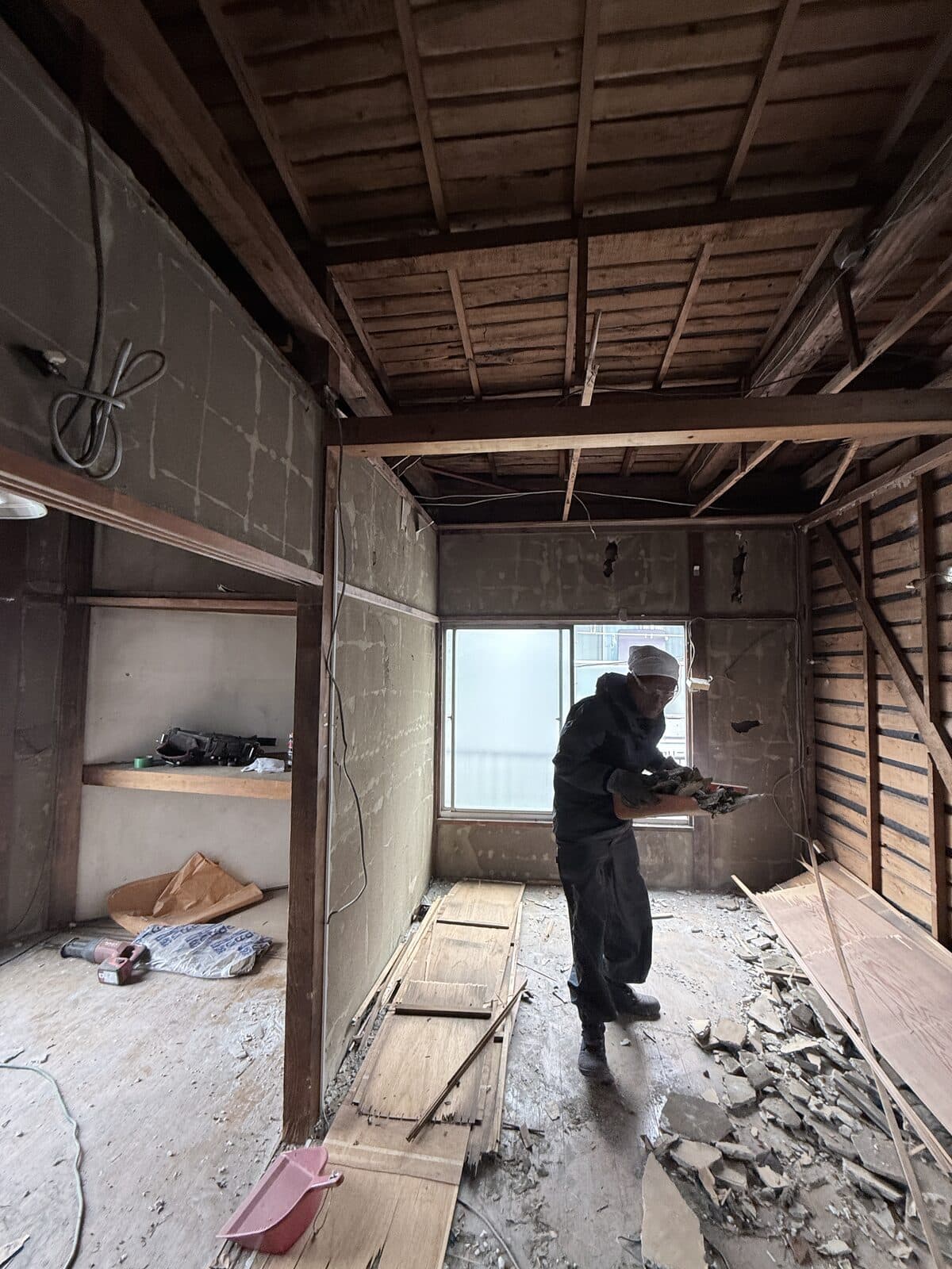 木造住宅の内装を解体し、下地の木組みが見えている状態