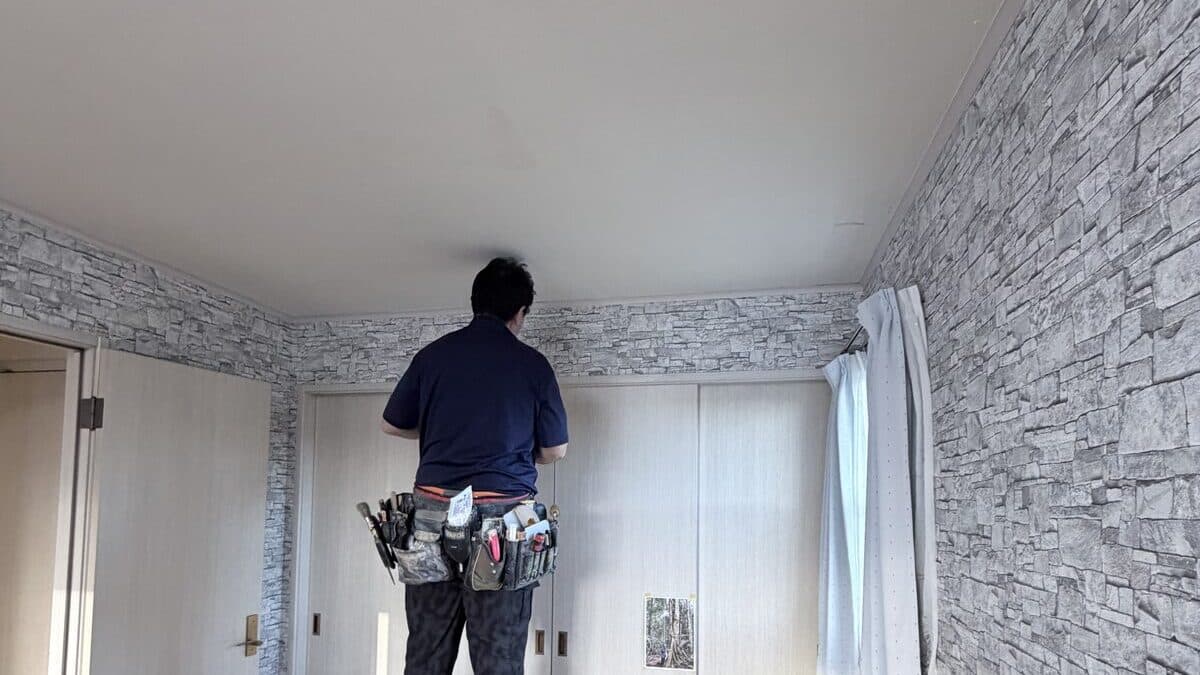 養生した室内で、職人が壁を仕上げているところ